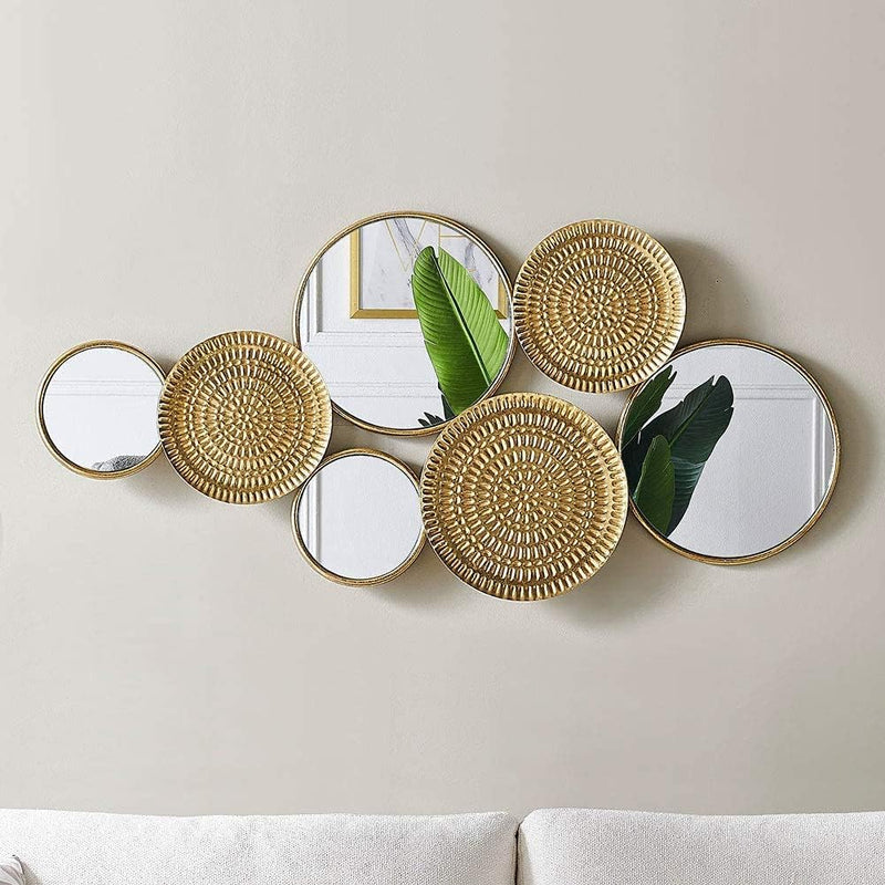 Home decoration metal wall ornaments, a mirror with multiple circular lenses, large modern wall art sculptures for decoration, suitable for living rooms, offices, and bedrooms. Dimensions: 45.3 x 1.9 x 21.6 inches. Made of gold material. S7